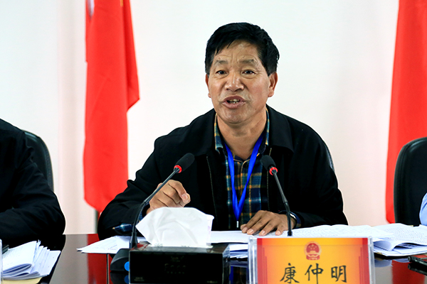 1、执法检查组组长、省人大常委会委员、省人大内务司法委员会副主任委员康仲明在执法检查汇报会上讲话.JPG