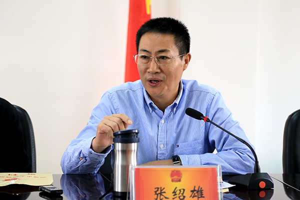 2、执法检查组副组长、省人大常委会委员、市人大常委会主任张绍雄在执法检查汇报会上讲话.JPG