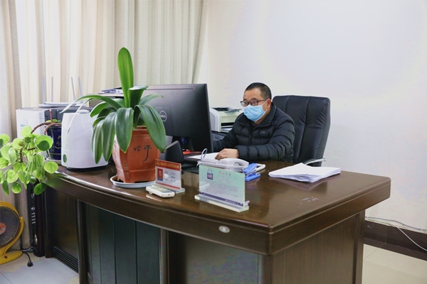 C:\Users\Lenovo\Desktop\2.减少人员聚集 干部职工一律佩戴口罩上班_副本.jpg